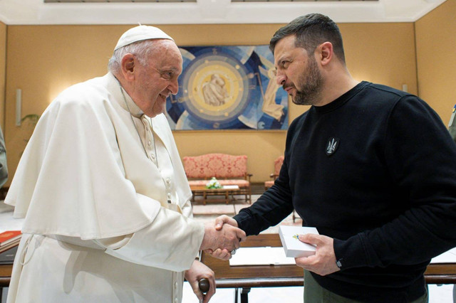 Volodymyr Zelenskiy menemui Paus Fransiskus di Vatikan  Foto: Vatican Media