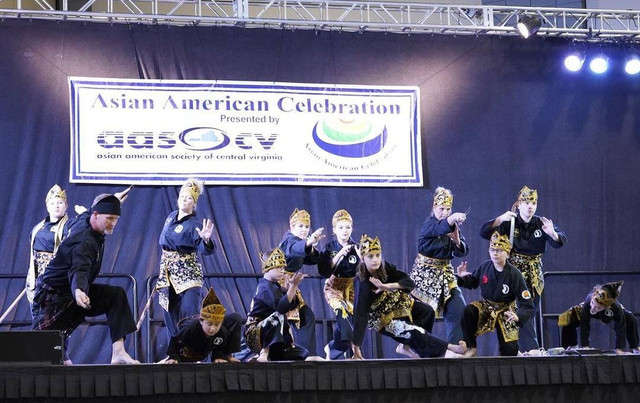 Chris Robinson (pria di kiri), atau yang akrab dipanggil Guru Chris, bersama para muridnya dari Williamsburg Dojo tengah memperlihatkan kepiawaian mereka di depan para pengunjung kegiatan Asian American Celebration, di Richmond, Virginia, Amerika Serikat, 21 Mei 2022. Foto: KBRI Washington DC. 