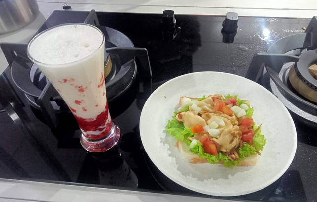Meg Strawberry Milk Ice dan Open Sandwich Chicken Cheese kreasi Chef Yonas. Foto: Masruroh/Basra