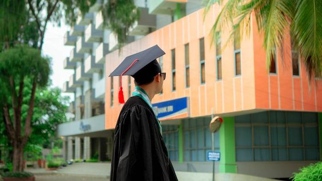 Ilustrasi caption wisuda untuk sahabat. sumber: unsplash/Harati Project