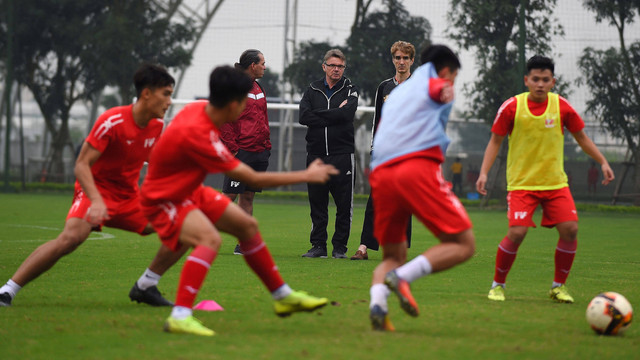 Mantan pemain sepak bola Prancis dan direktur teknis Dana Promosi akademi Bakat Sepak Bola Vietnam (PVF) Philippe Troussier di provinsi Hung Yen pada 13 Januari 2020. Foto: Nhac Nguyen/AFP