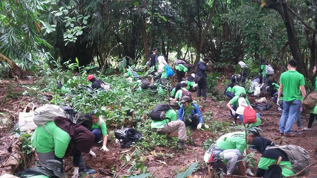Aktivitas lingkungan berupa penanaman pohon yang rutin dilakukan anggota komunitas bersama masyarakat. Foto dokumentasi : Melani Kurnia Riswati.