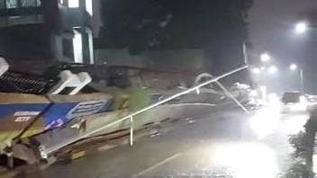 Pagar tembok yang berada di halaman kantor Kelurahan Babakan, Kecamatan Setu, Kota Tangerang Selatan, ambruk, Sabtu, (13/5/2023). Foto: Dok. Istimewa