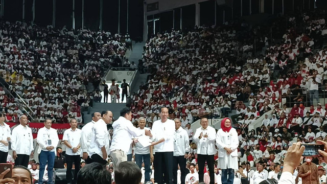 Ketua Panitia Musra Panel Barus menyerahkan berkas hasil Musra kepada Presiden Jokowi di Istora Senayan, Jakarta, Minggu (14/5). Foto: Zamachsyari/kumparan
