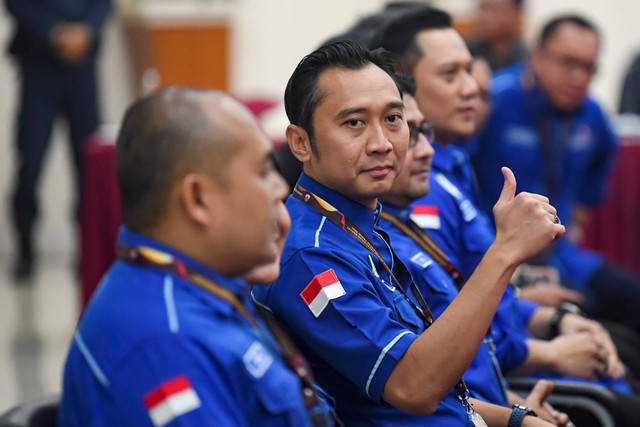 Wakil Ketua Umum Partai Demokrat Edhie Baskoro Yudhoyono (tengah) mengacungkan jempol saat hadir untuk menyerahkan berkas pengajuan bakal calon legislatif (bacaleg) di Kantor KPU, Jakarta, Minggu (14/5/2023). Foto: M Risyal Hidayat/ANTARA FOTO