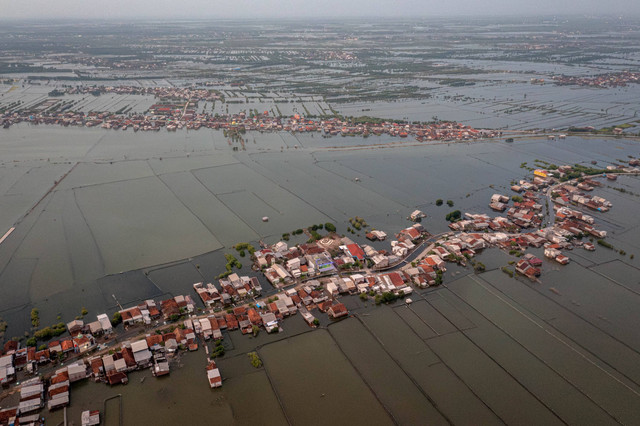 Foto udara kondisi permukiman warga yang terdampak rob di Desa Tugu, Kecamatan Sayung, Kabupaten Demak, Jawa Tengah, Minggu (14/5/2023). Foto: Aji Styawan/ANTARA FOTO