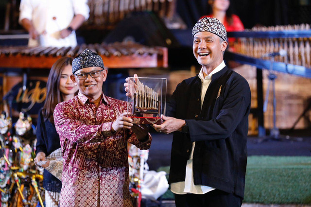 Ganjar Pranowo saat mendapatkan gelar apresiasi 'Warga Kehormatan Masyarakat Sunda' dari Warga Tanah Pasundan, Minggu (14/5/2023). Foto: Dok. Istimewa