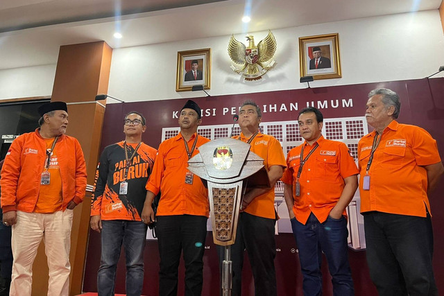 Konpers Partai Buruh usai pendaftaran bacaleg di Kantor KPU, Jakarta Pusat, Minggu (14/4). Foto: Haya Syahira/kumparan