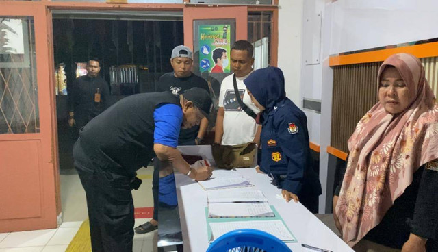 Pengurus Partai Ummat tiba di KPU Kolaka Utara, pada Senin (15/5) sekitar pukul 00.03 Wita. Foto: Lukman Budianto/kendarinesia