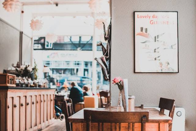 Ilustrasi cafe terdekat dari Stasiun Tanah Abang, sumber foto: Lisa Fotios/Pexels.com