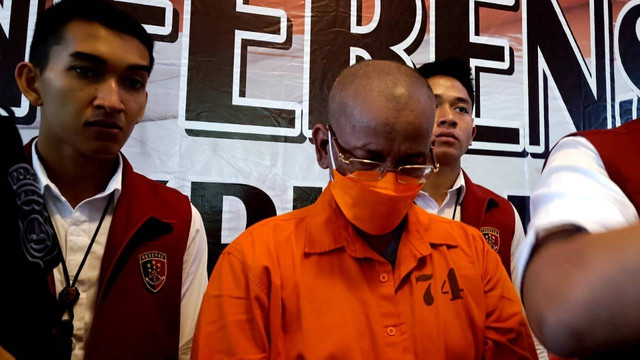 Dokter gigi Ketut Arik Wiantara (baju oranye) yang membuka bisnis praktik aborsi ilegal di Bali. Foto: Denita br Matondang/kumparan
