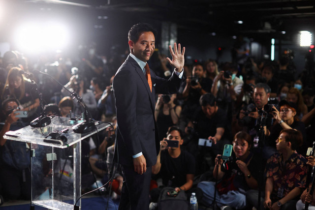 Pemimpin partai Move Forward dan kandidat perdana menteri, Pita Limjaroenrat, menghadiri konferensi pers setelah pemilihan umum di markas partai di Bangkok, Thailand, Senin (15/5/2023). Foto: Athit Perawongmetha/Reuters