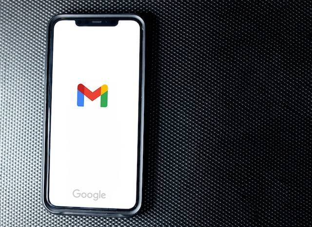 Ilustrasi cara mengganti email di HP, Foto oleh Solen Feyissa di Unsplash