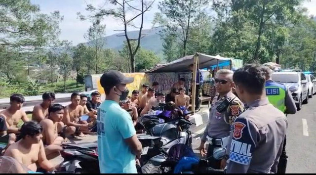Konvoi sambil telanjang dada, geng motor di Bogor diamankan polisi. Foto: Dok. Istimewa