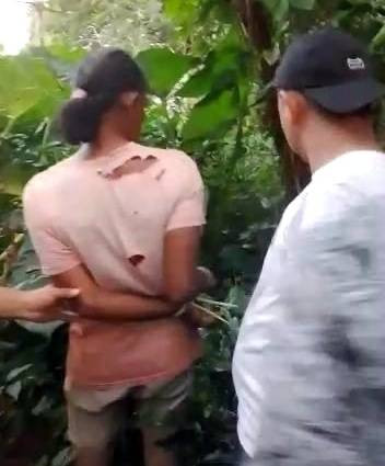 Pelaku saat menunjukkan lokasi penipuan. Dok: Ist.