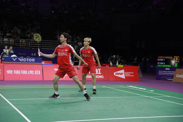 Ganda putra Indonesia, Marcus Gideon/Kevin Sanjaya, saat melawan wakil Kanada, Kevin Lee/Ty Lindeman, di partai pertama Sudirman Cup 2023 di Suzhou Olympic Sports Centre, Suzhou, China, Senin (15/5). Foto: Dok. PBSI