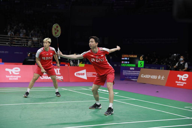 Ganda putra Indonesia, Marcus Gideon/Kevin Sanjaya, saat melawan wakil Kanada, Kevin Lee/Ty Lindeman, di partai pertama Sudirman Cup 2023 di Suzhou Olympic Sports Centre, Suzhou, China, Senin (15/5). Foto: Dok. PBSI