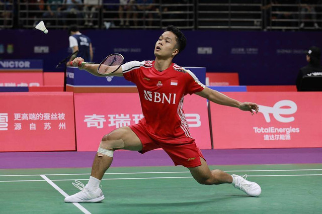 Tunggal putra Indonesia, Anthony Ginting, saat melawan wakil Kanada, Brian Yang, di partai pertama Sudirman Cup 2023 di Suzhou Olympic Sports Centre, Suzhou, China, Senin (15/5). Foto: Dok. PBSI