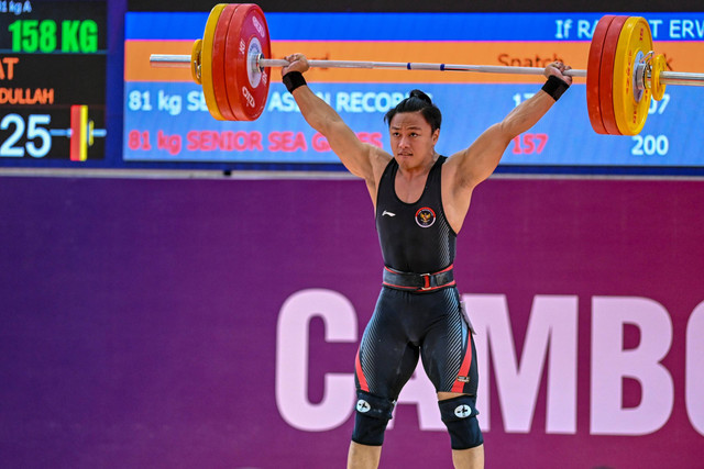 Lifter putra Indonesia Rahmat Erwin Abdullah melakukan angkatan snatch pada kelas 81 kg putra SEA Games 2023 di Taekwondo Hall, Olympic Complex, Phnom Penh, Kamboja, Senin (15/5/2023). Foto: Muhammad Adimaja/Antara Foto