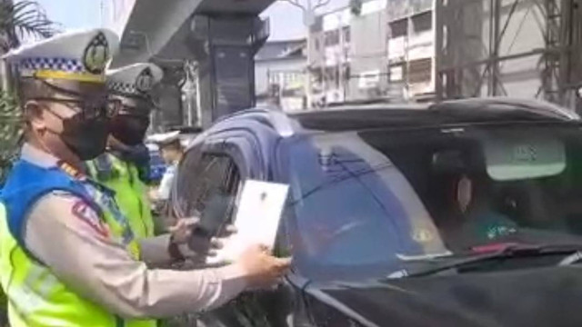 Polisi tilang Mitsubishi Pajero yang pakai pelat RF bodong di Fatmawati, Jakarta Selatan. Foto: Dok. Istimewa