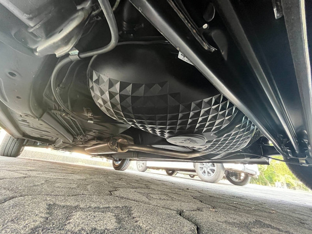 Tangki bensin all new Daihatsu Ayla terbuat dari material resin dan bentuknya menyerupai kue waffle.  Foto: Aditya Pratama Niagara/kumparan