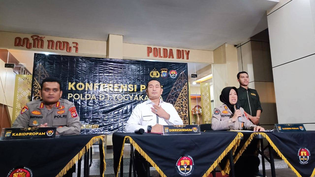 Ditreskrimum Polda DIY dan Bid Propam Polda DIY menggelar konferensi pers terkait pemuda di Gunungkidul tewas tertembak Briptu Muhammad Kharisma Anugerah.  Foto: Arfiansyah Panji Purnandaru/kumparan