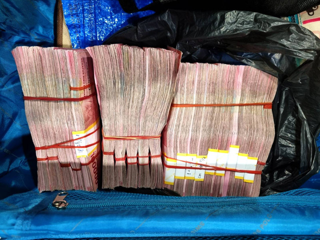 Uang 35 ribu USD yang dibawa WNI ke Singapura Foto: Facebook Immigration & Checkpoints Authority Singapore