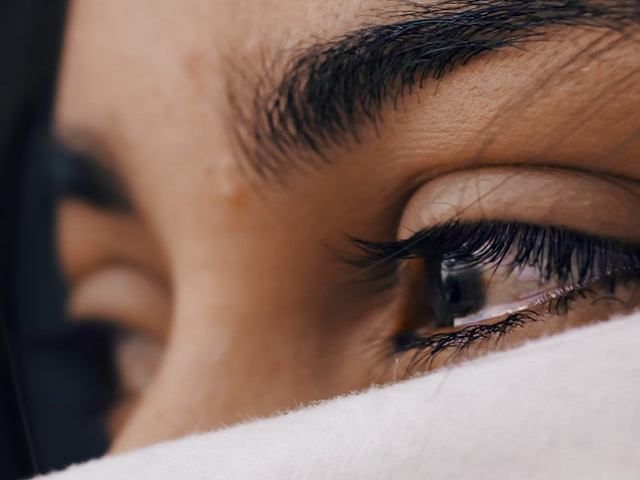 Ilustrasi kata-kata cinta sedih menyentuh hati wanita. Sumber: LouisGalvez/unsplash.com.