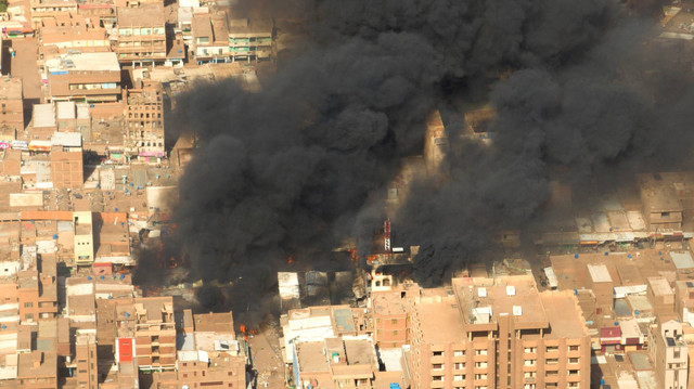 Potret udara asap hitam dan api di pasar Omdurman di Omdurman, Sudan, Senin (15/5/2023). Foto: REUTERS/Handout via REUTERS