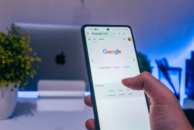 Cara Mengeluarkan Akun Google di HP, Foto Hanya Ilustrasi: Unsplash/Arkan Perdana
