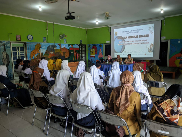 Sekolah Menulis Sragen kembali digelar di Aula Dinas Arsip dan Perpustakaan Kabupaten Sragen pada Senin, 15 Mei 2023 dengan materi menulis cerpen bersama Narasumber Dr. Wiwik Yulianti, M.Hum, Dosen Fakultas Ilmu Budaya UNS Surakarta.