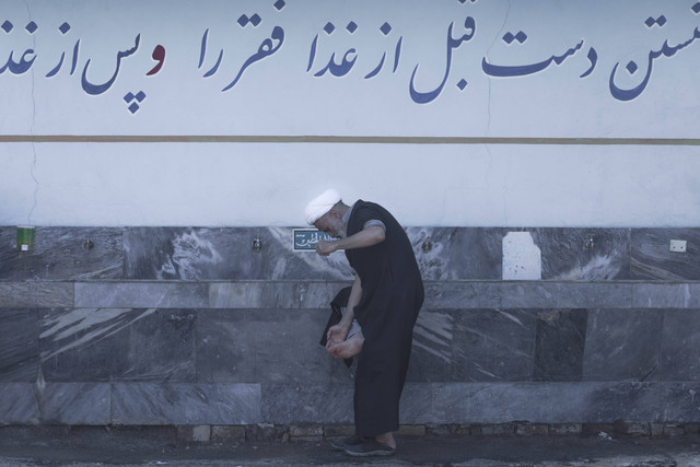 Ilustrasi Cara Ambil Air Wudhu. Foto: Unsplash/Javad Esmaeili