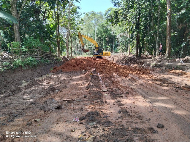 Warga Kabupaten Way Kanan memperbaiki sendiri jalan provinsi yang rusak. Foto: Ist