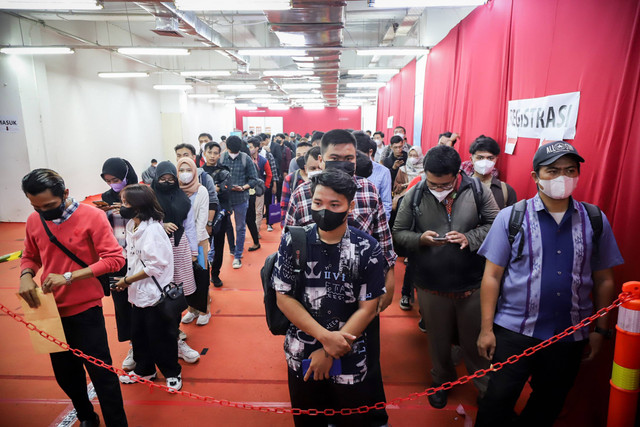 Antrean pencari kerja yang digelar Pemprov DKI Jakarta di Thamrin City, Jakarta, Selasa (16/5/2023). Foto: Jamal Ramadhan/kumparan
