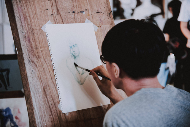 Ilustrasi seseorang menggambar gambar ilustrasi. Foto: Pexels.com