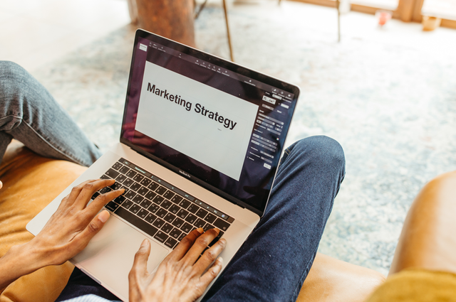 Strategi Pemasaran, Photo by  Anastasia  Shuraeva: https://www.pexels.com/photo/person-working-on-laptop-7278819/