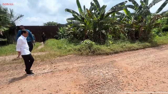 Presiden Jokowi meninjau jalan rusak di ruas Kota Jambi-Sungai Gelam, Selasa (16/5/2023). Foto: Youtube/Sekretariat Presiden