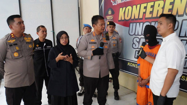 Seorang mahasiswa berinisial VML (21) ditangkap Polresta Sidoarjo karena telah mencabuli seorang siswi SMP di Sidoarjo. Foto: Dok. Istimewa