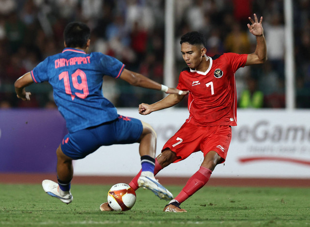 Pemain Timnas U-22 Marselino Ferdinan di laga Final SEA Games 2023 di Kamboja.  Foto: Chalinee Thirasupa/REUTERS