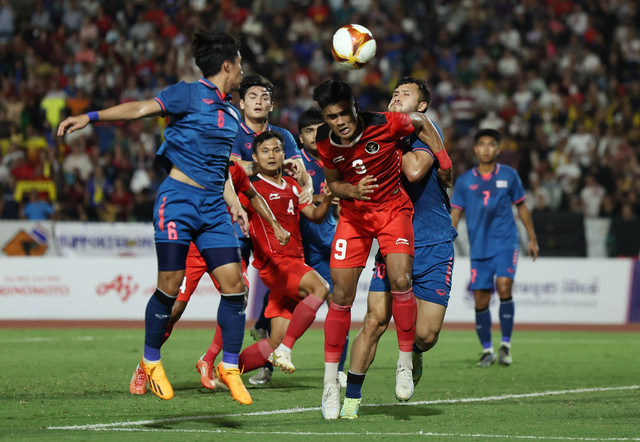 Striker Timnas U-22 Ramadhan Sananta menyundul bola ke gawang Thailand pada laga Final SEA Games 2023 di Kamboja. Foto: Chalinee Thirasupa/REUTERS