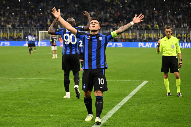 Selebrasi pemain Inter Milan Lautaro Martinez usai mencetak gol ke gawang AC Milan pada pertandingan leg kedua semifinal Liga Champions di Stadion San Siro, Milan, Italia, Rabu (17/5/2023). Foto: Alberto Lingria/REUTERS