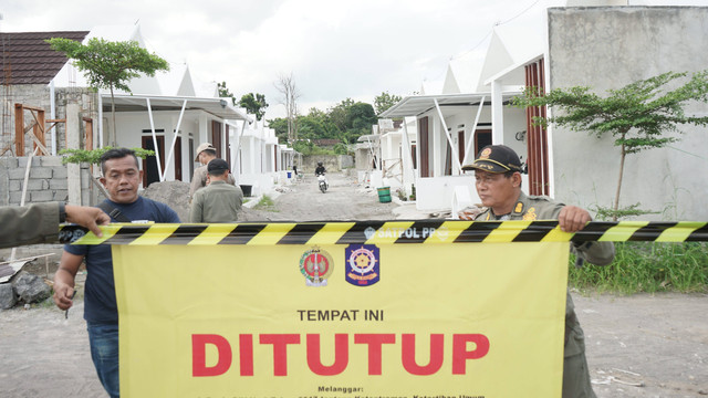 Pemda DIY menyegel perumahan di tanah kas desa (TKD) di Maguwoharjo, Kabupaten Sleman. Foto: Humas Pemda DIY