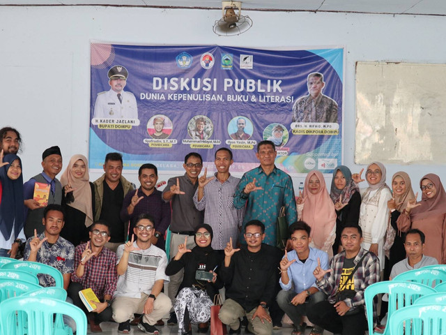 Para pembicara dan peserta diskusi berfoto bersama setelah kegiatan selesai. Foto: Faisal Pratama