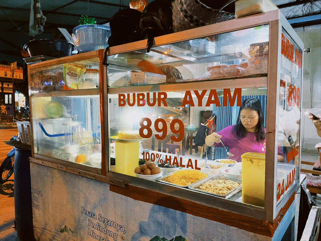 Bubur Ayam 899 ini berlokasi di simpang Jalan Gajahmada, GM Coffee Street, dan buka setiap hari 24 jam. Foto: Siti Annisa/ Hi!Pontianak