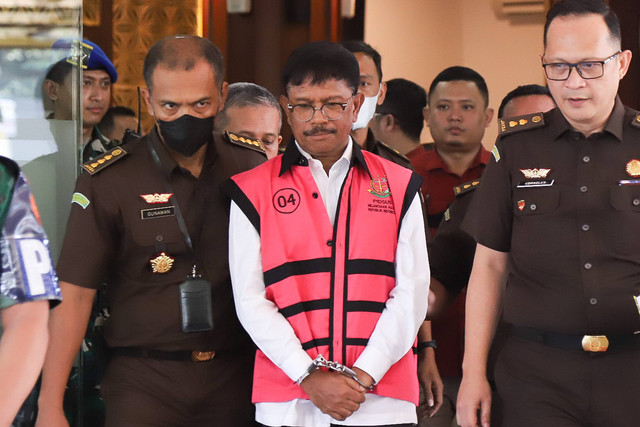 Menkominfo Johnny G Plate mengenakan rompi tahanan Kejagung, usai jalani pemeriksaan di Kejagung, Jakarta, Rabu (17/5/2023). Foto: Jamal Ramadhan/kumparan