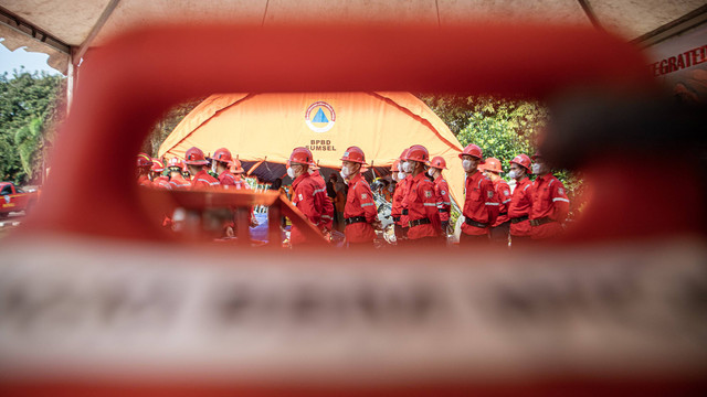 Petugas Regu Pemadam Kebakaran (RPK) APP Sinar Mas mengikuti apel kesiapan personel dan peralatan penanggulangan Kebakaran Hutan dan Lahan (Karhutla) di Sumatera Selatan di Griya Agung Palembang, Rabu (17/5/2023). Foto: ANTARA FOTO/Nova Wahyudi