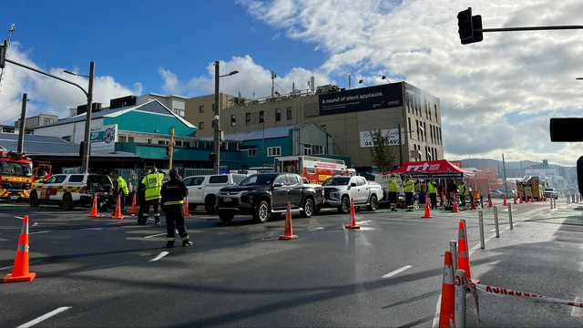 Petugas pemadam kebakaran dan darurat memadamkan kebakaran di lokasi kebakaran di Loafers Lodge, Wellington, Selandia Baru, Selasa (16/5/2023). Foto: Lucy Craymer/Reuters