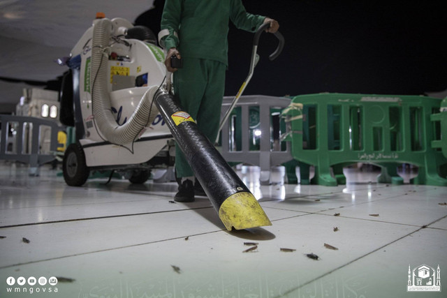 Petugas tak henti mempurifikasi Masjid Nabawi di Madinah menyusul datangnya serangga musiman, Mei 2023 Foto: wmn.gov.sa.