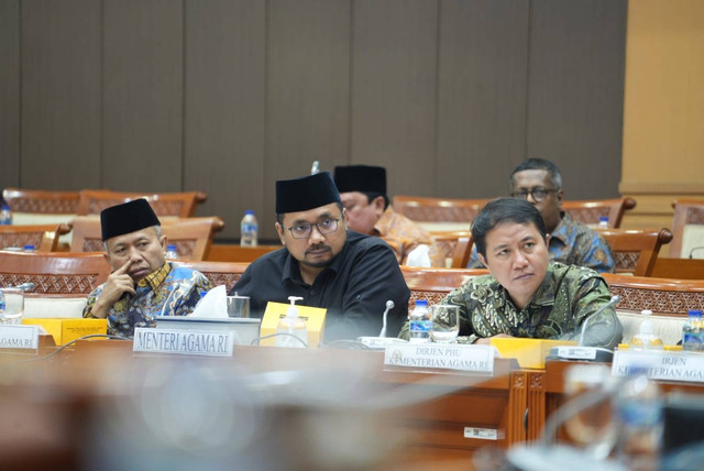 Menteri Agama Yaqut Cholil Qoumas mengikuti rapat kerja bersama Komisi VIII DPR di Kompleks Parlemen, Senayan, Jakarta, Rabu (17/5/2023). Foto: Kemenag RI