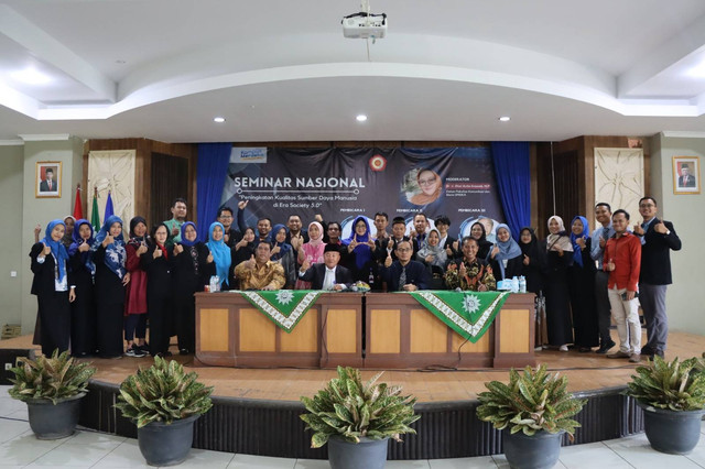 Acara Seminar Nasional Universitas Muhammadiyah Karanganyar.